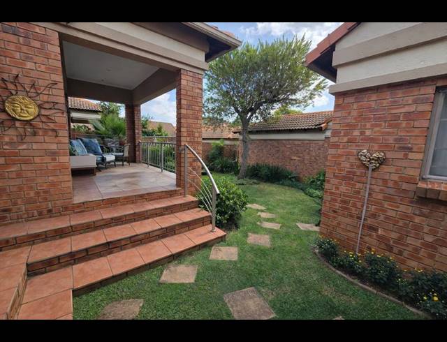 3 BEDROOM TOWNHOUSE FOR SALE IN MORELETAPARK